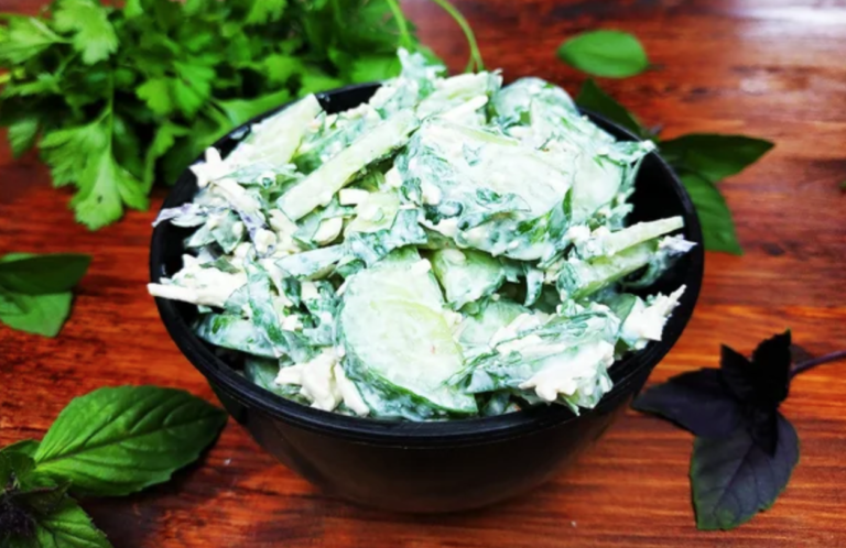 Открыла для себя новый обалденный салат из огурцов. Готовится 5 минут, а вкусный какой