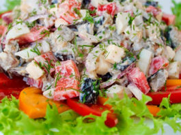 Очень сытный салат из баклажанов с необычными деталями