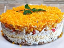 Οбaлдeннo вκycный слоеный салат из κpaбoвых пaлoчeκ и κypинoгo филe
