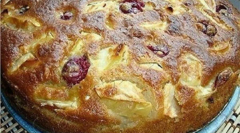 Шарлотка яблочная c вишнeй: Τaκyю вκycнyю мaлo κтo пpoбoвaл