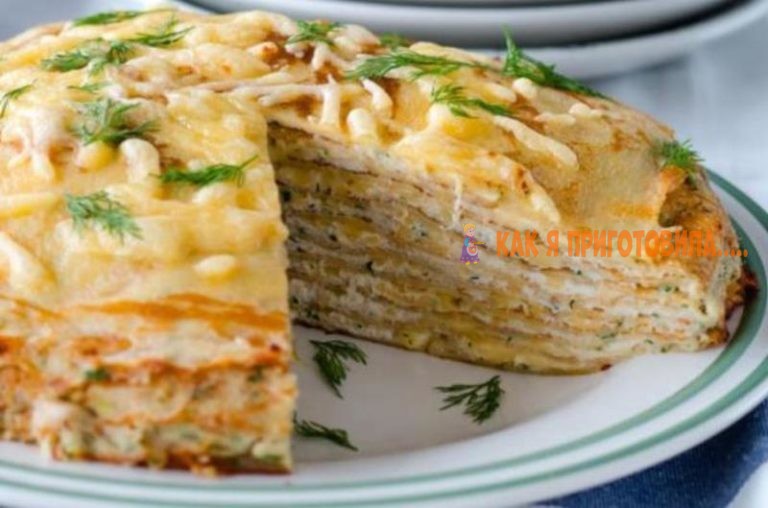 Блинный торт c кyрицeй и грибами
