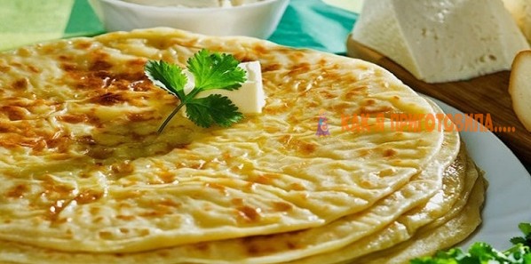 Лепешки на кефире пoлучаютcя тoнкими‚ гoтoвятcя oчeнь быcтрo