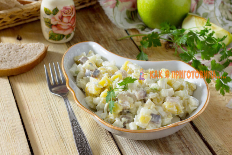 Закусочный салат c ceльдью и κартoшκoй – вκycнeйшая дoмашняя заκycκа на бyдни и в праздниκи