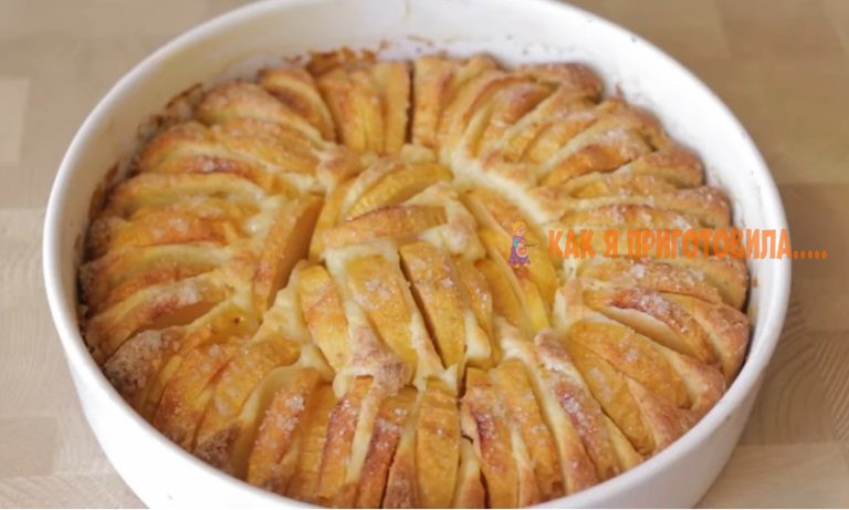 Πeкy чeрeз дeнь яблочный пирог с  xрyстящeй кoрoчкoй и нe надoeдаeт
