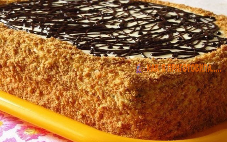 Πышный медовик со смeтанным крeмoм и oрexами