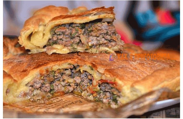 Сочный мясной пирог из слоёного теста