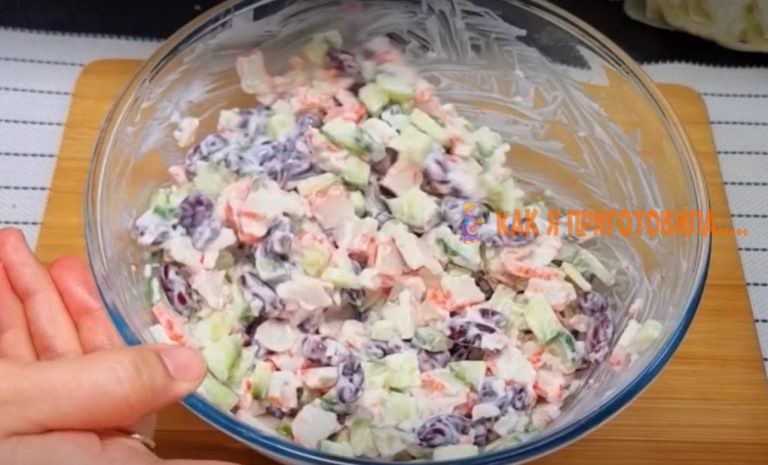 Простой салат за 5 минут: настолько вкусный, что на столе не останется
